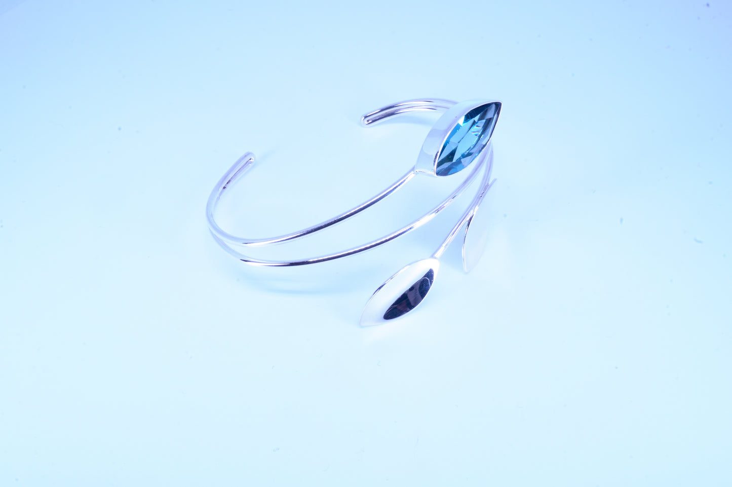 Pulsera de plata 925, hojas de otoño lisas con circonia color aqua en 3ra hoja