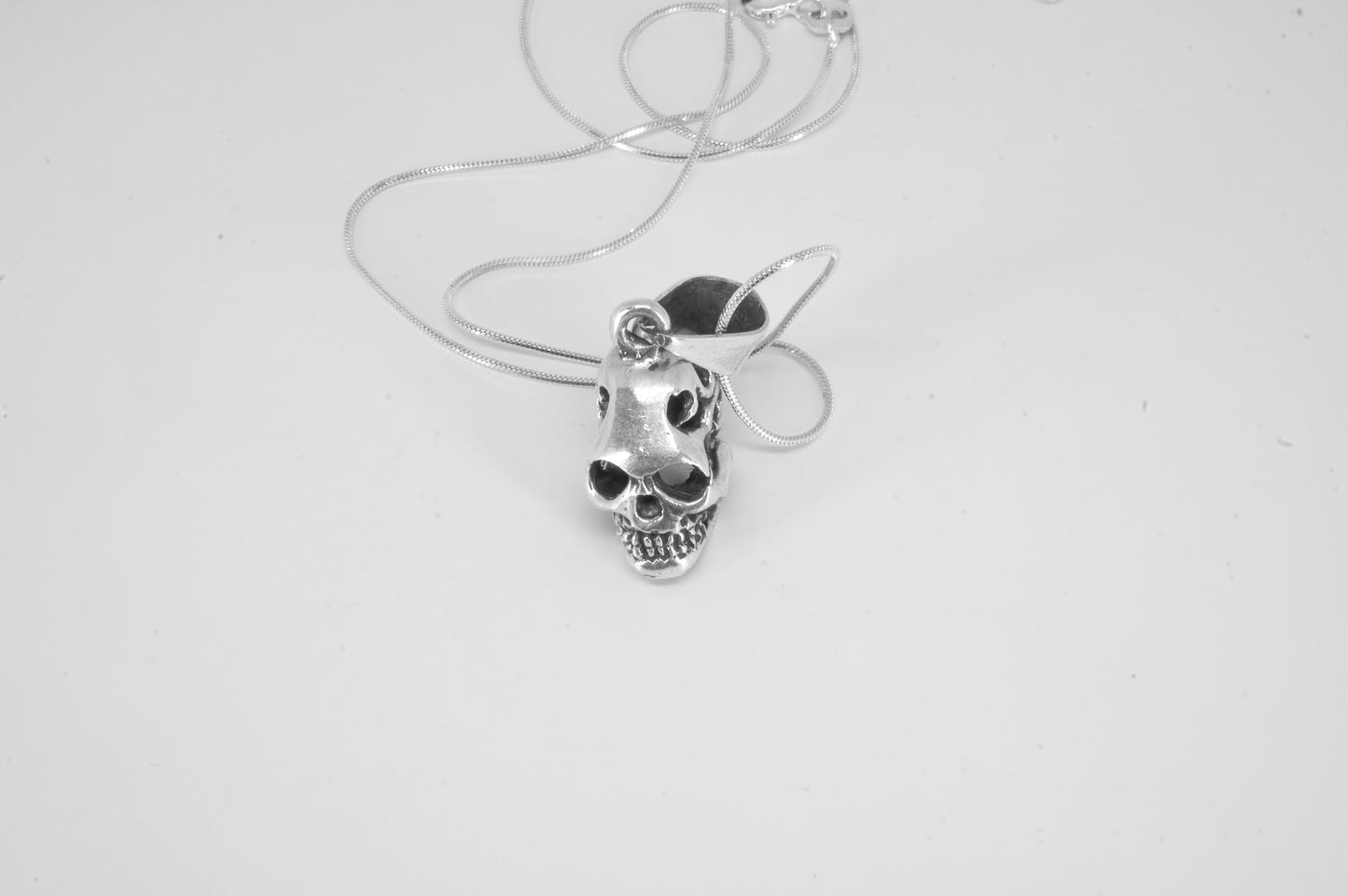 Dije de Plata 925, Calavera Miniatura con cadena incluída