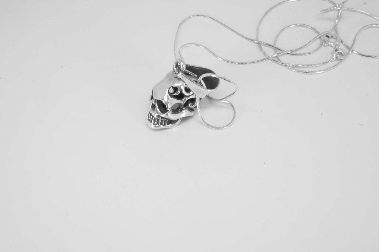 Dije de Plata 925, Calavera Miniatura con cadena incluída