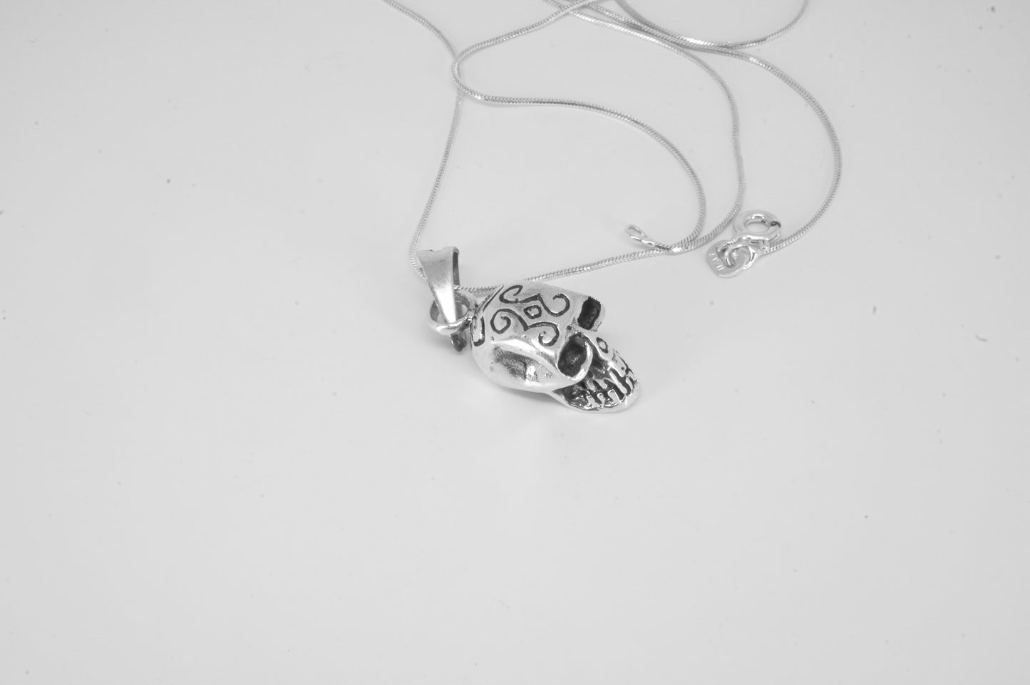 Dije de Plata 925, Calavera Miniatura sólida con cadena incluída