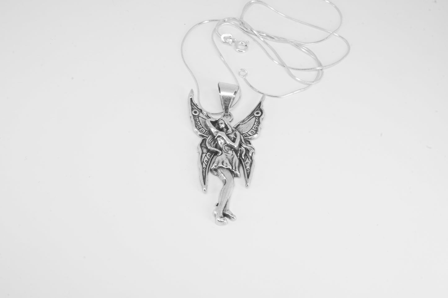 Dije de plata solida 925 Hada con brazo cruzado