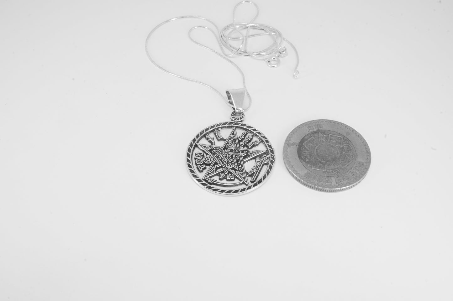 Dije de plata solida 925 Tetragramatron calado con cadena de 48cms incluida