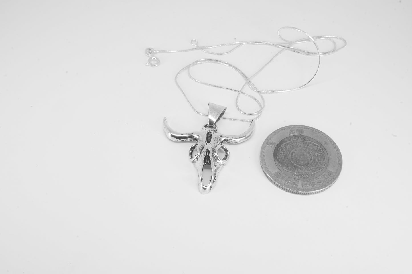 Dije de plata solida 925 Osamenta de Toro con cadena incluida