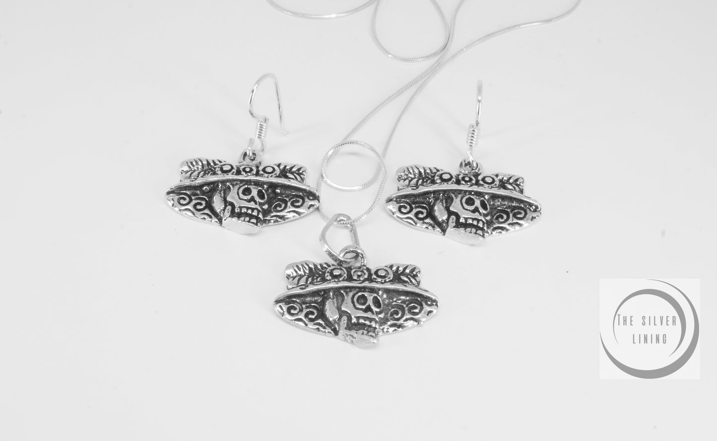 Juego de dije y aretes en plata 925, Catrinas con sombrero grande incluye cadena