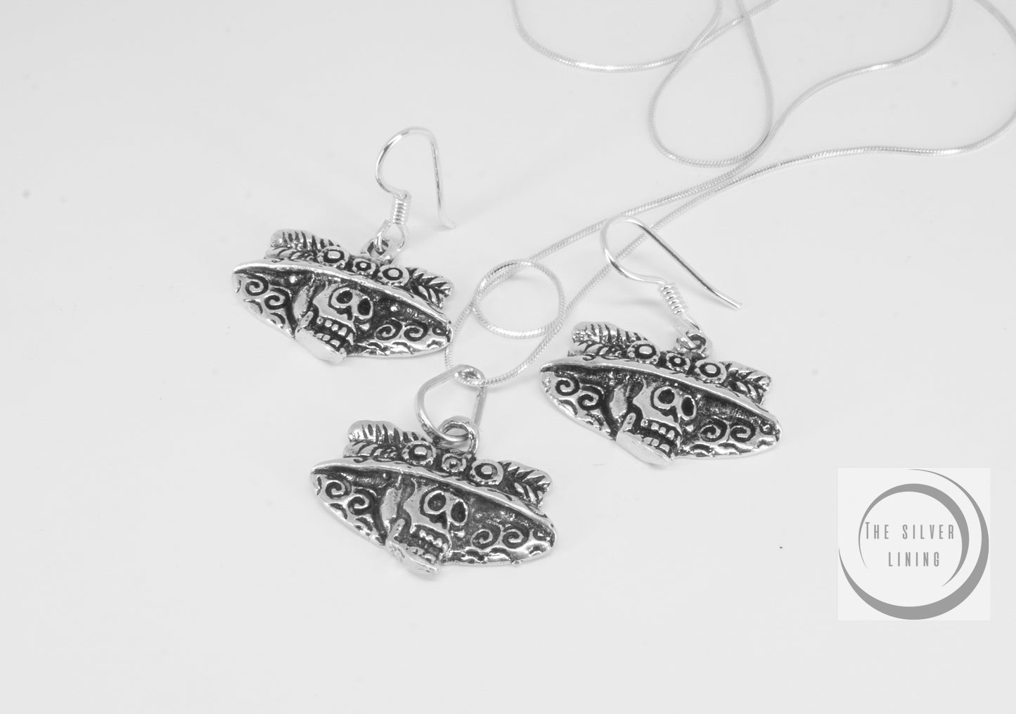 Juego de dije y aretes en plata 925, Catrinas con sombrero grande incluye cadena