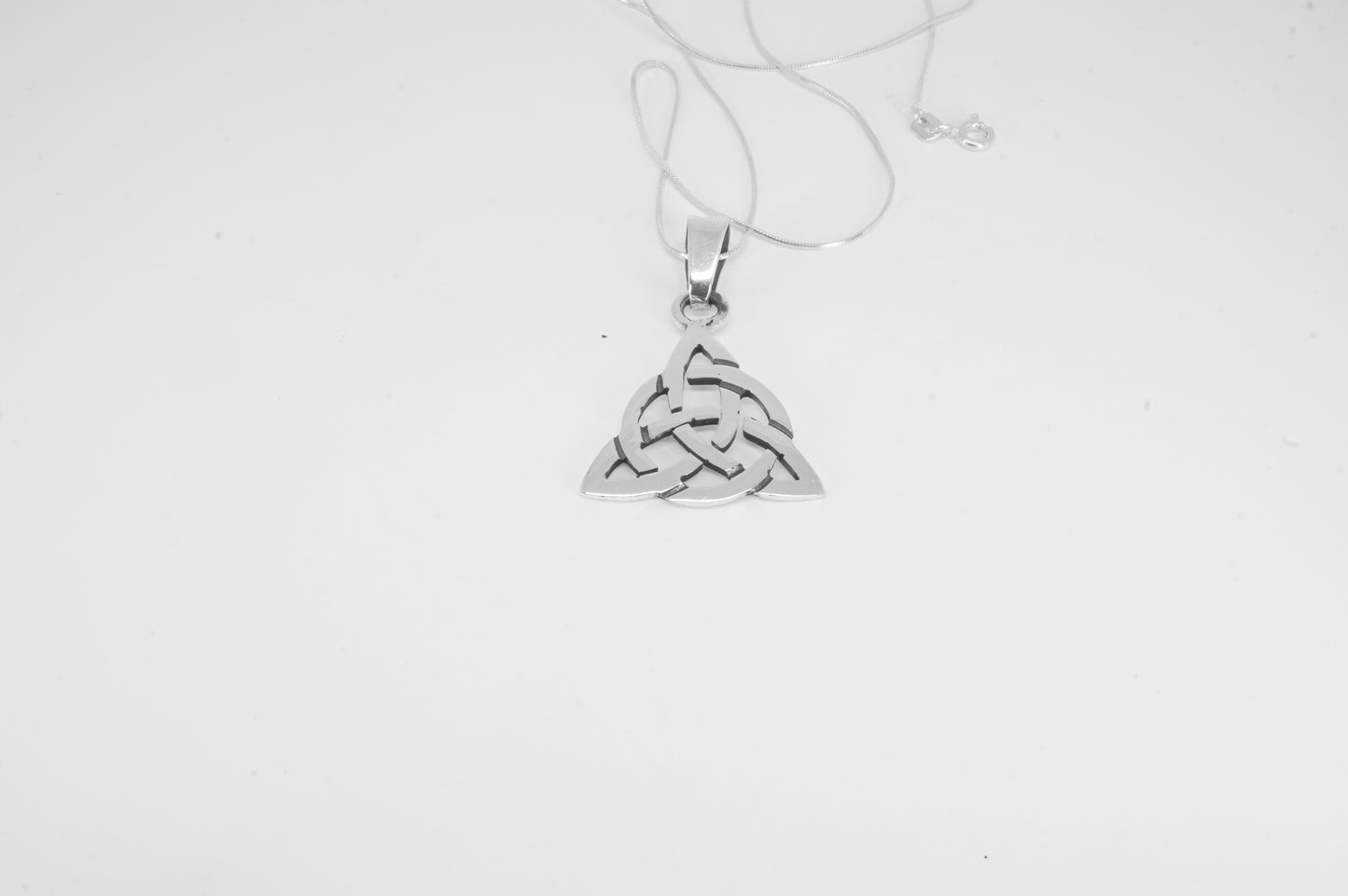 Dije de plata solida 925, Triada Celta con cadena incluída