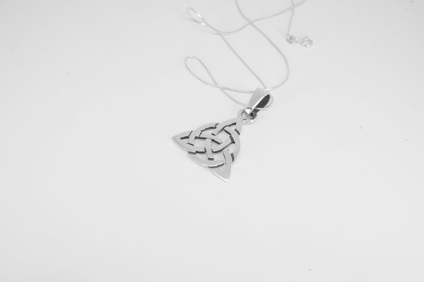 Dije de plata solida 925, Triada Celta con cadena incluída