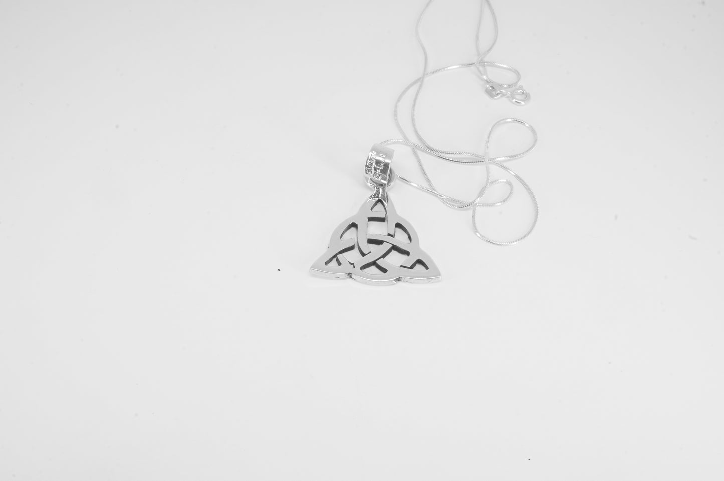 Dije de plata solida 925, Triada Celta con cadena incluída