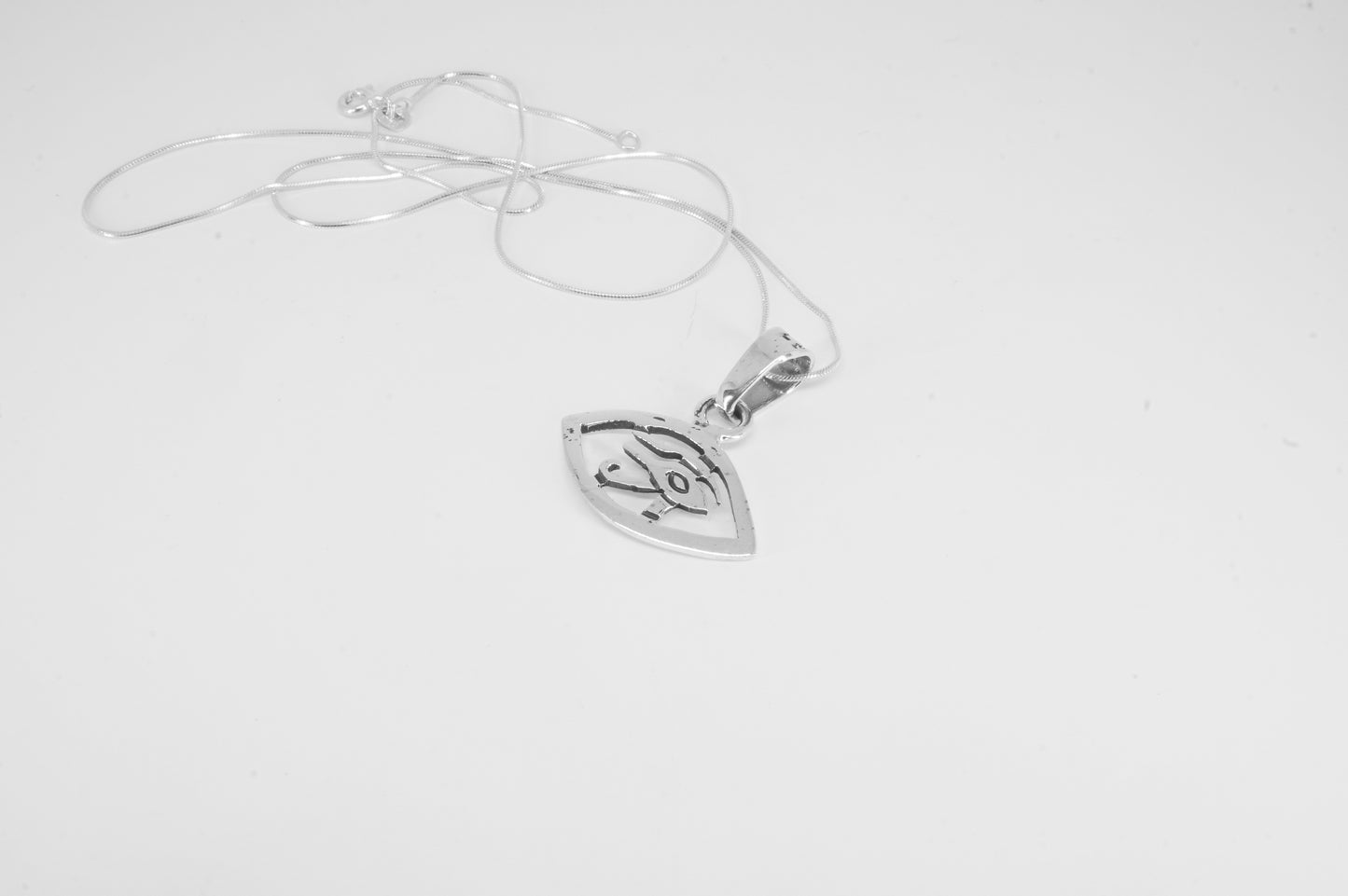 Dije de plata solida 925, Ojo de Horus con cadena de 48cms incluida