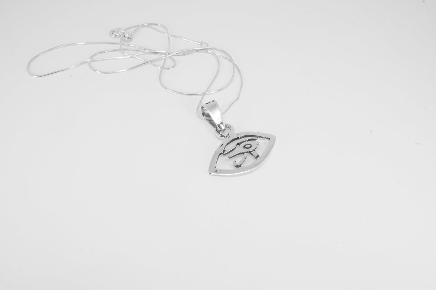 Dije de plata solida 925, Ojo de Horus con cadena de 48cms incluida