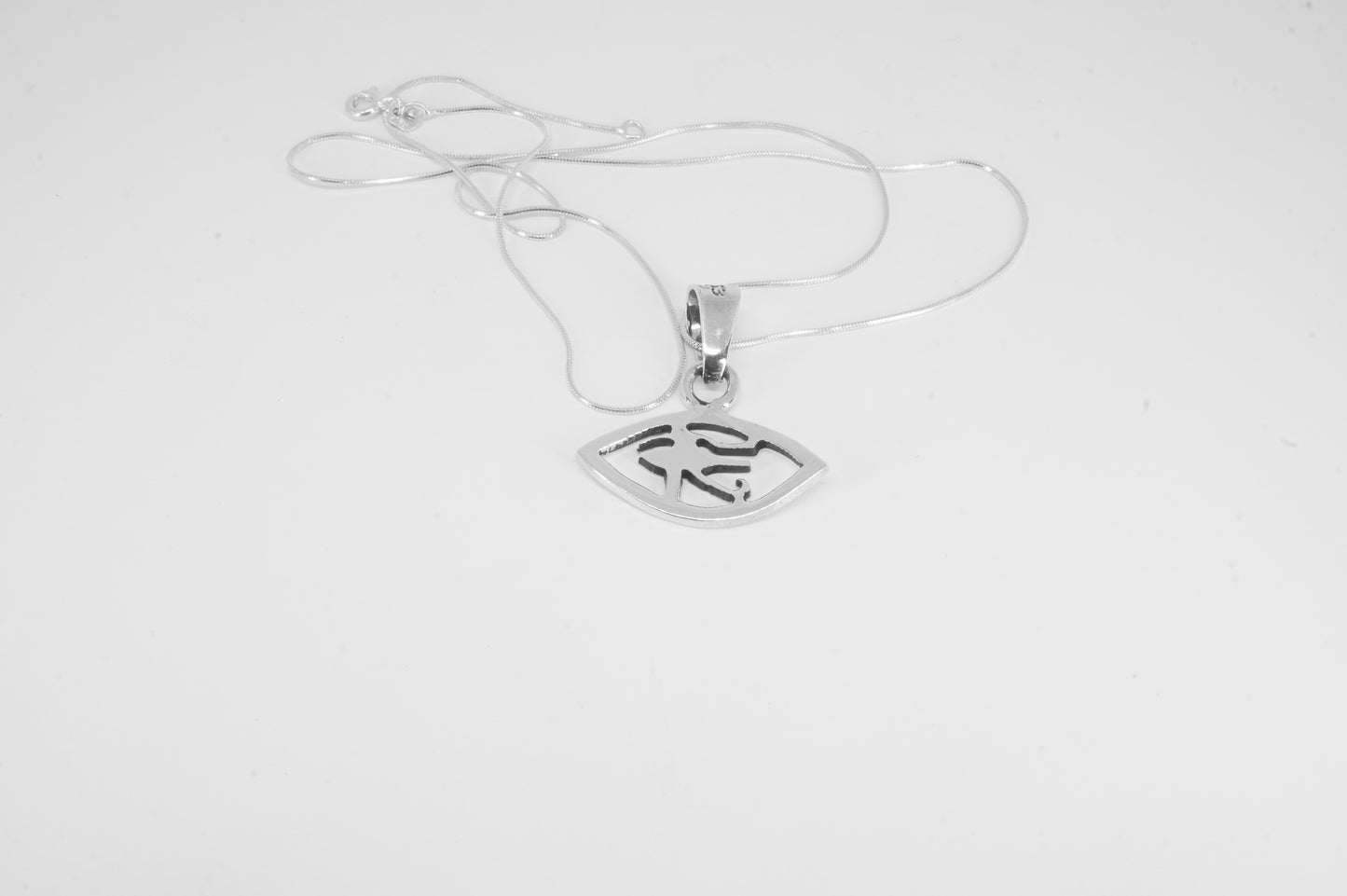 Dije de plata solida 925, Ojo de Horus con cadena de 48cms incluida