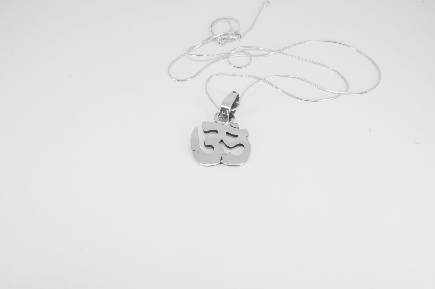 Dije de plata solida 925 Símbolo de OM con cadena incluida