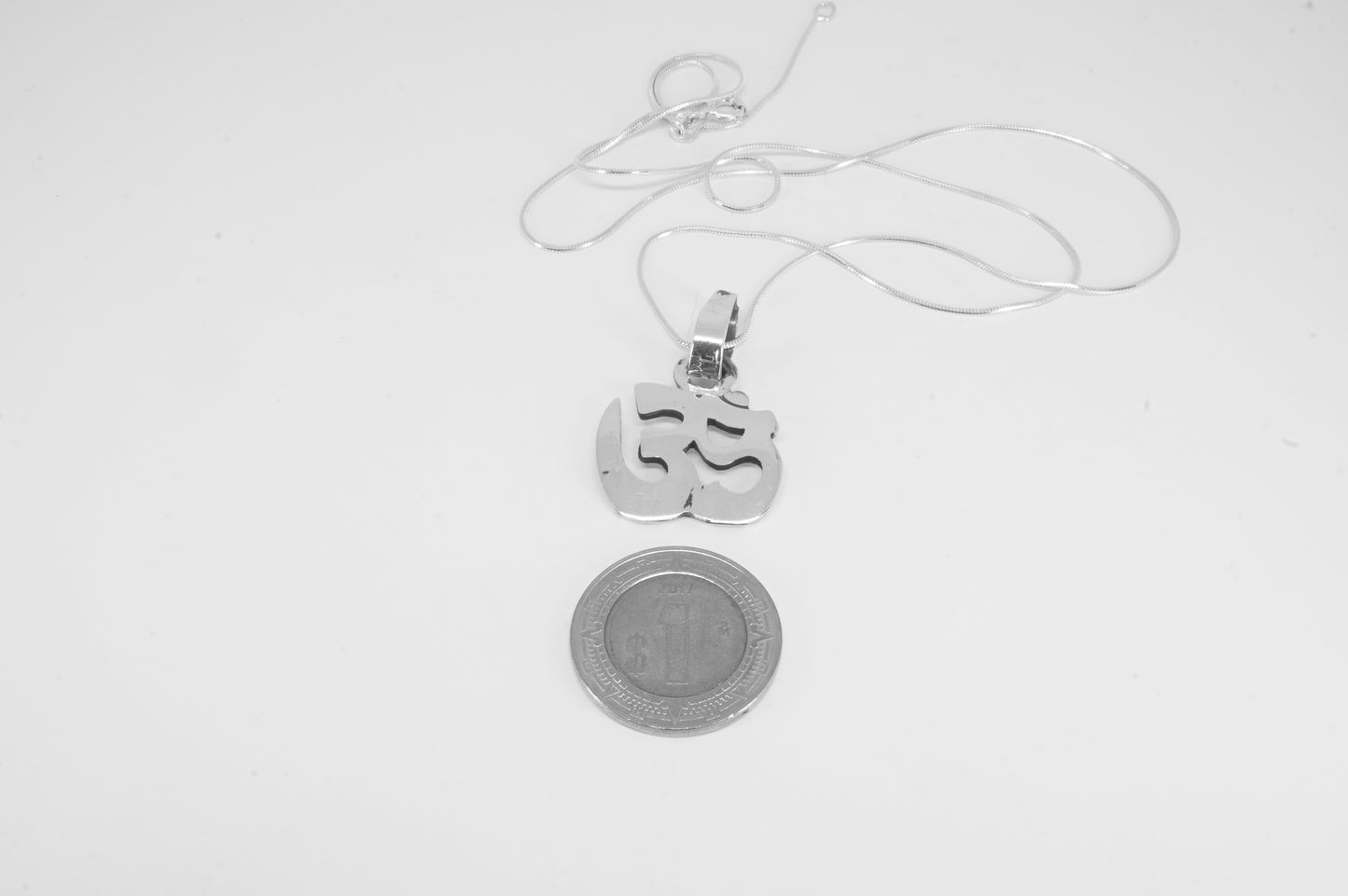 Dije de plata solida 925 Símbolo de OM con cadena incluida
