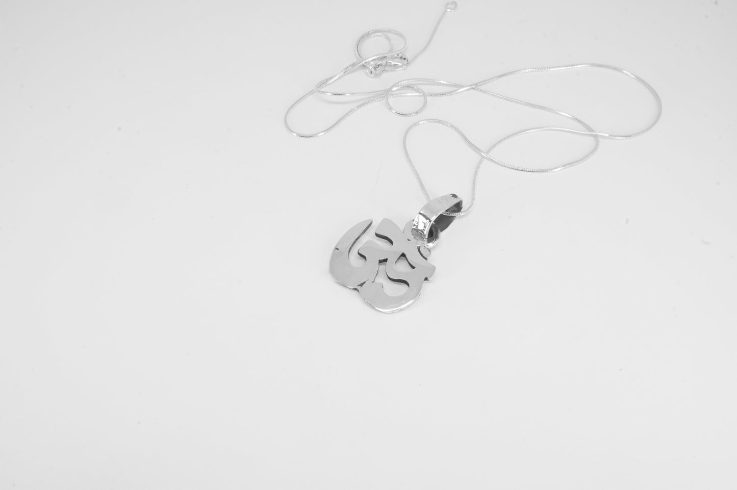 Dije de plata solida 925 Símbolo de OM con cadena incluida
