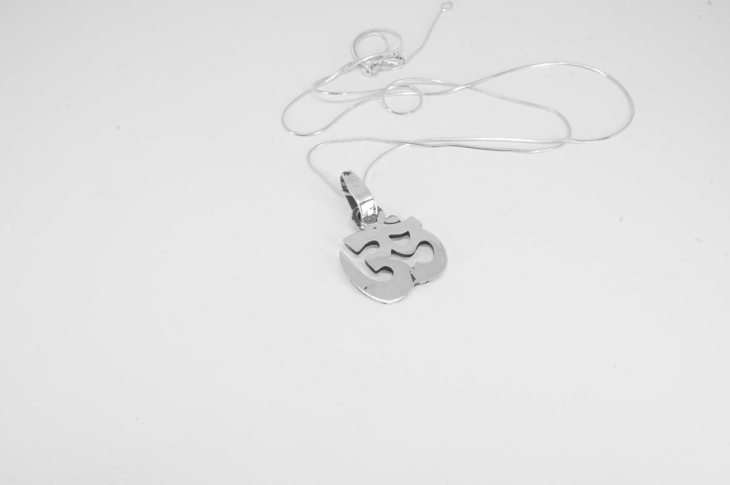 Dije de plata solida 925 Símbolo de OM con cadena incluida