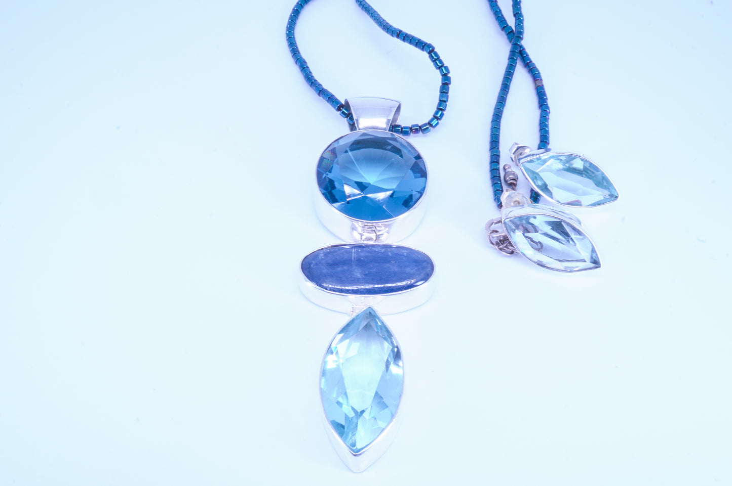 Gargantilla tornasol con Dije de Cristal y Lapizlázuli con Aretes