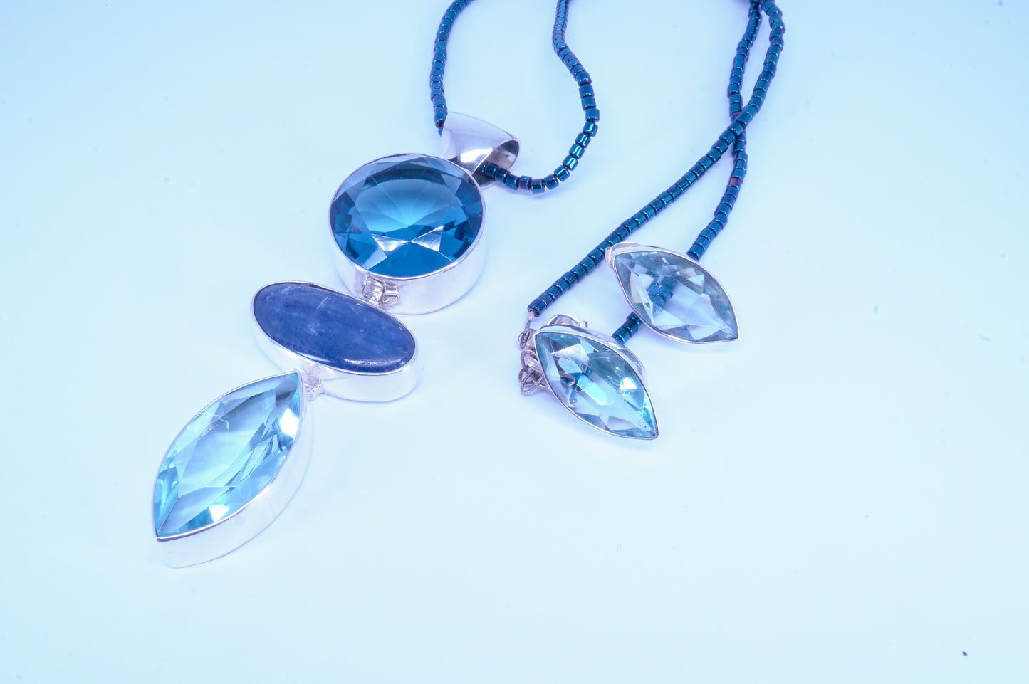 Gargantilla tornasol con Dije de Cristal y Lapizlázuli con Aretes