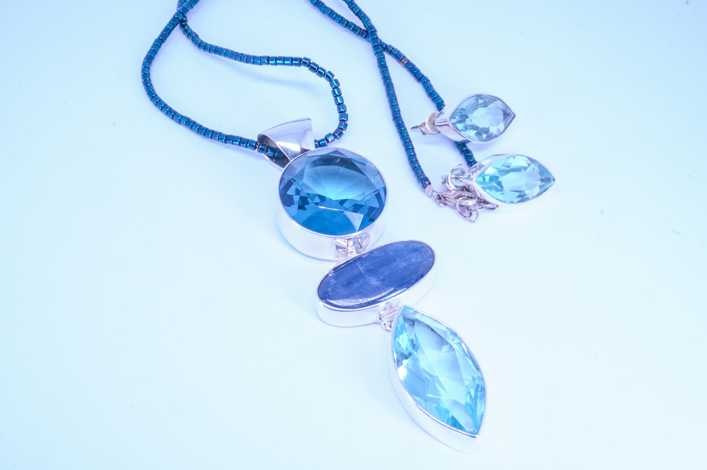 Gargantilla tornasol con Dije de Cristal y Lapizlázuli con Aretes