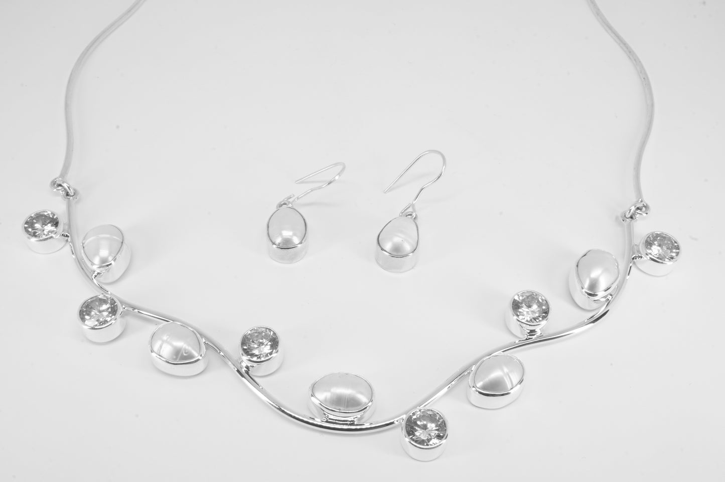 Gargantilla y Aretes de Perlas de Río con Circonias