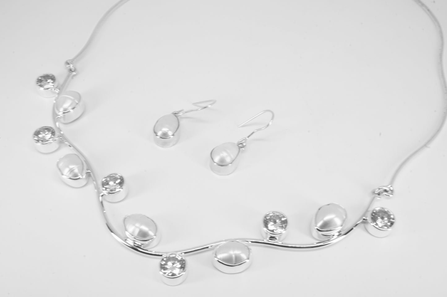Gargantilla y Aretes de Perlas de Río con Circonias