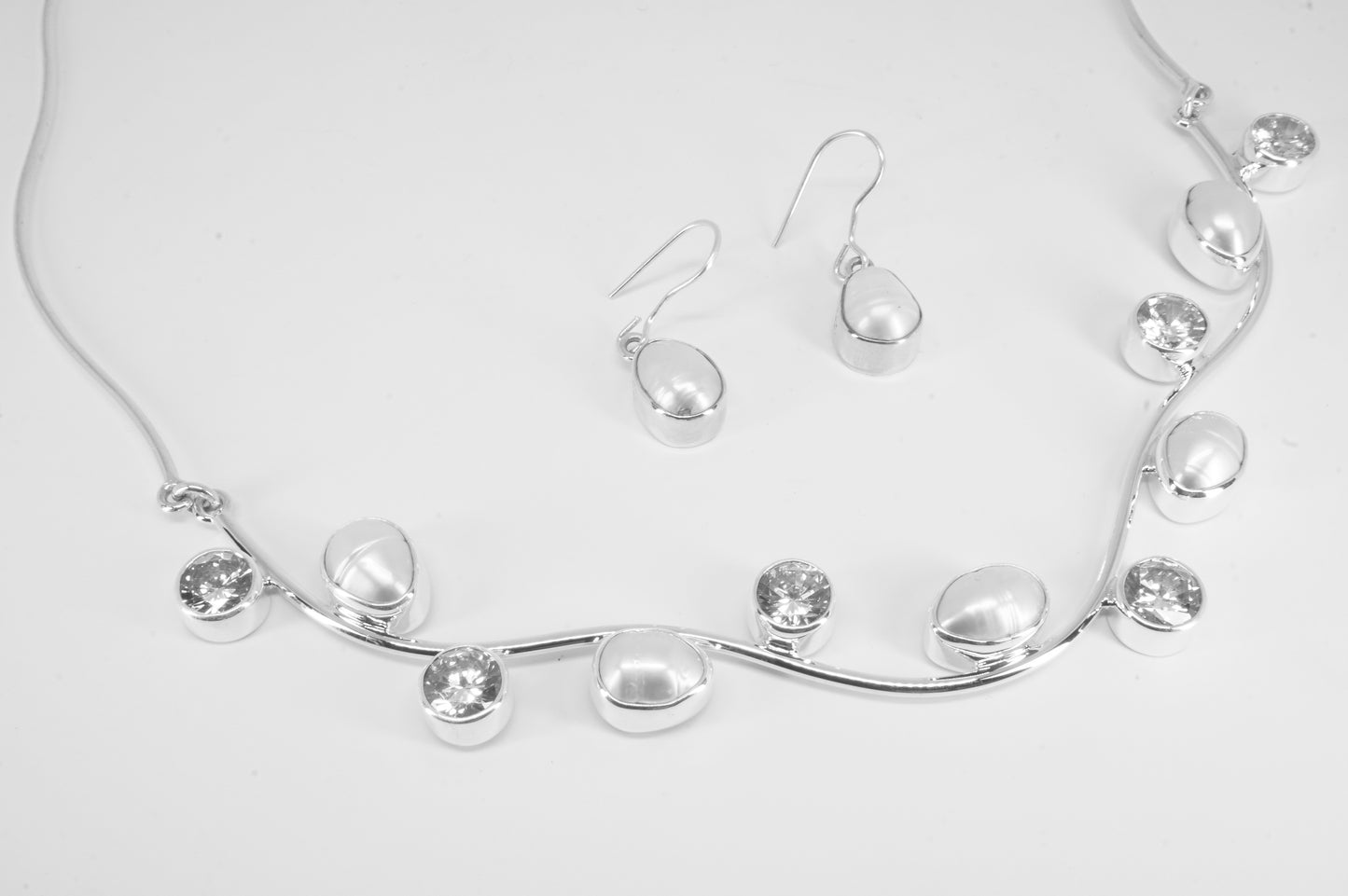 Gargantilla y Aretes de Perlas de Río con Circonias