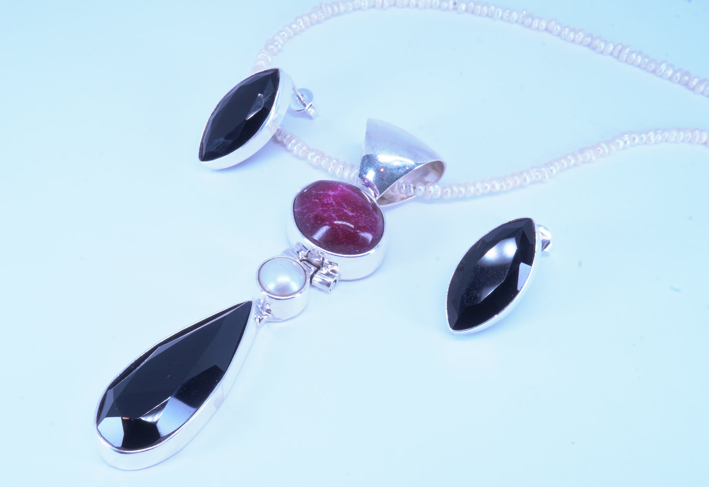 Gargantilla de Piedra Roja, Perla de Río y Cristal Austriaco Negro con sus Aretes en Cristal Negro