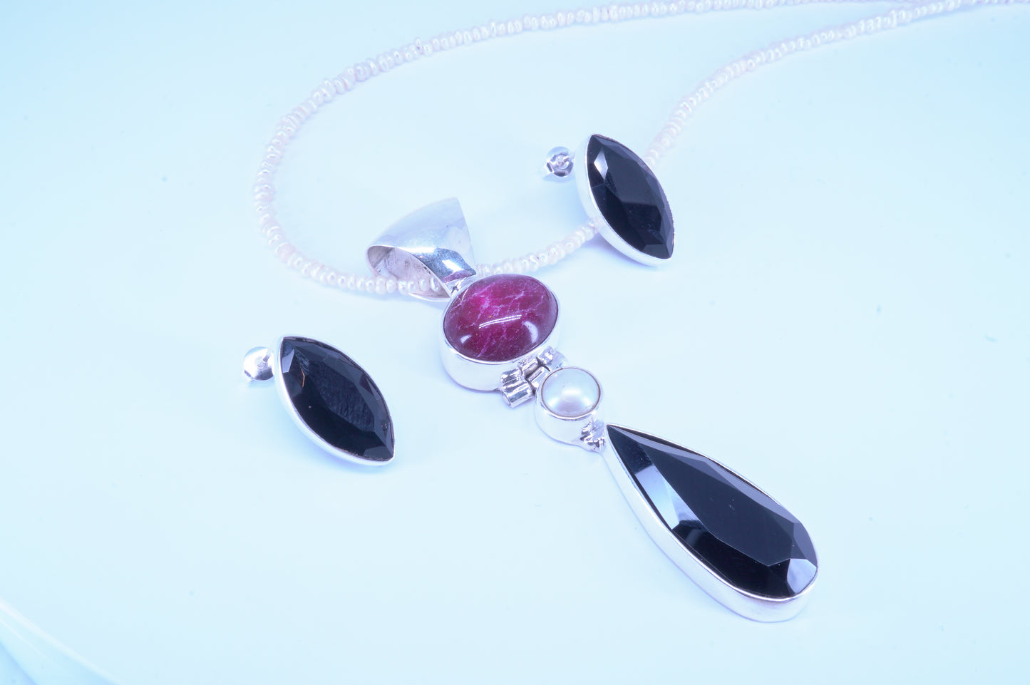 Gargantilla de Piedra Roja, Perla de Río y Cristal Austriaco Negro con sus Aretes en Cristal Negro