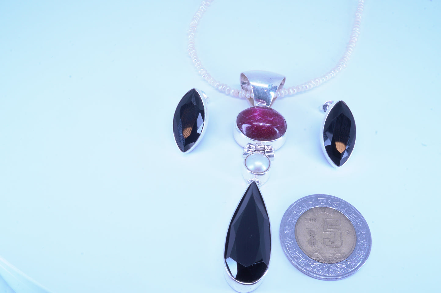 Gargantilla de Piedra Roja, Perla de Río y Cristal Austriaco Negro con sus Aretes en Cristal Negro