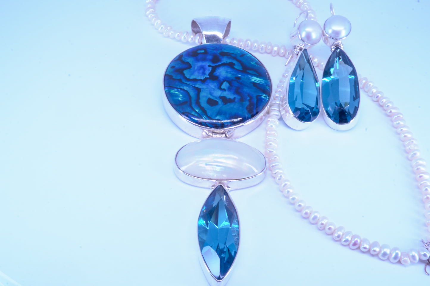 Gargantilla con Dije y Aretes de Madre Perla y Cristal Azul