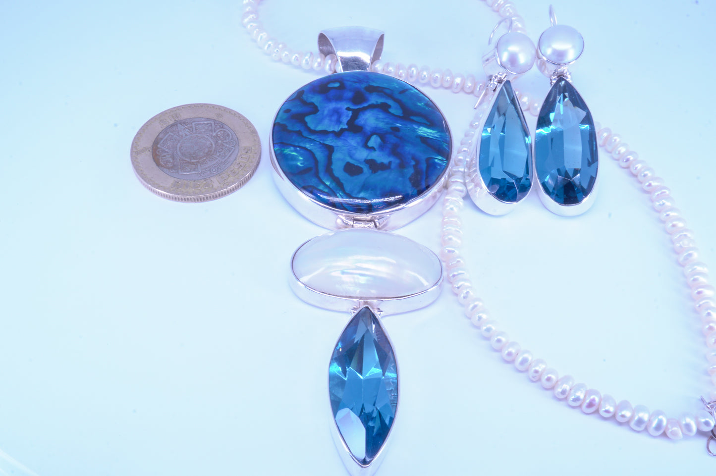 Gargantilla con Dije y Aretes de Madre Perla y Cristal Azul