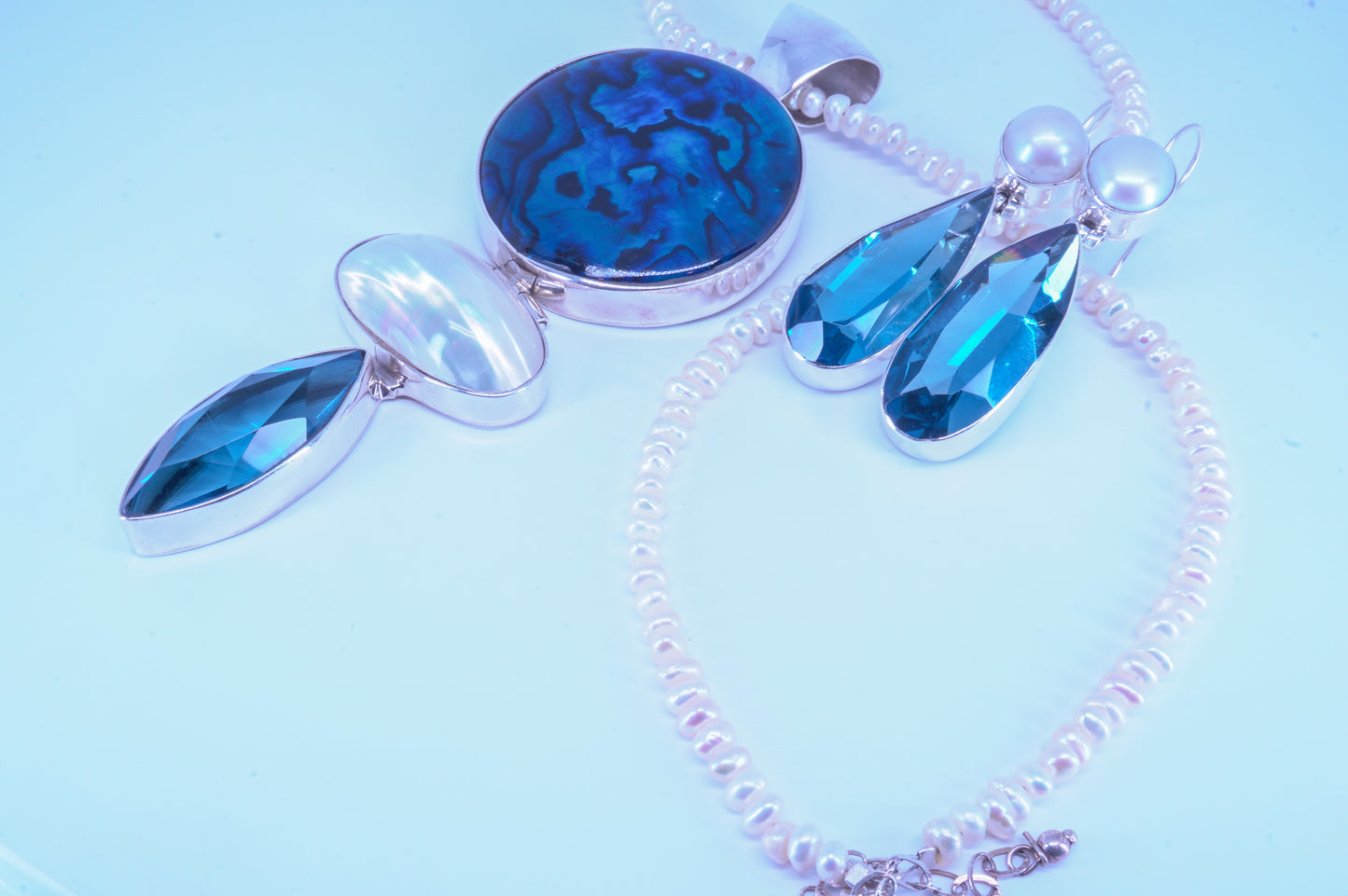 Gargantilla con Dije y Aretes de Madre Perla y Cristal Azul
