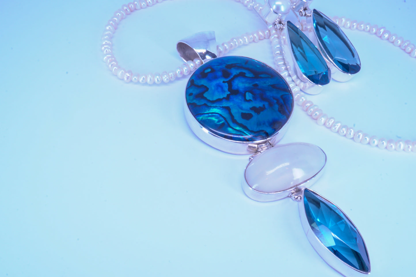 Gargantilla con Dije y Aretes de Madre Perla y Cristal Azul