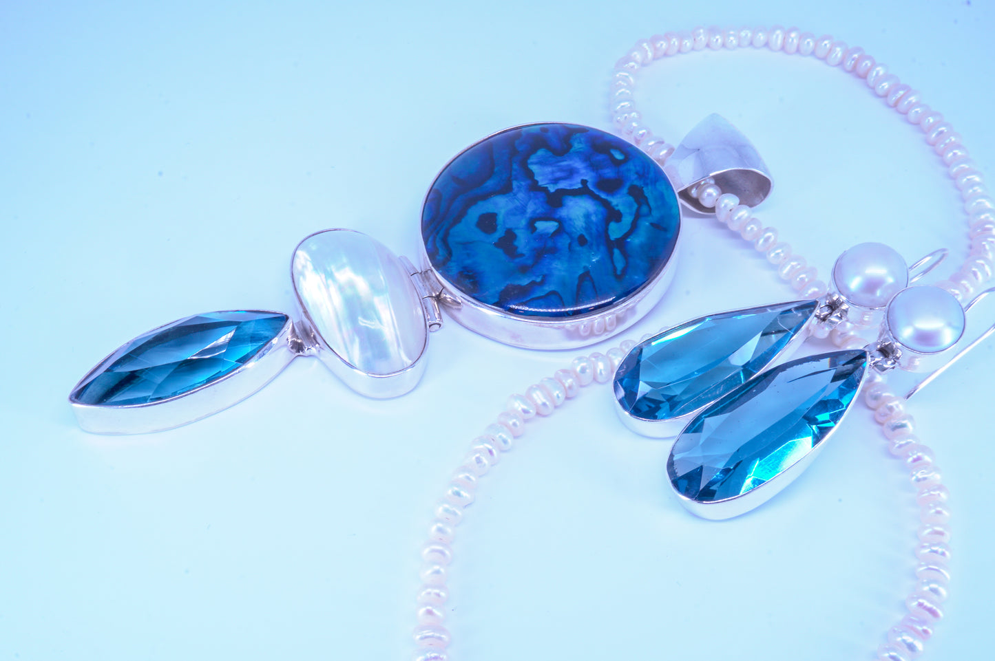 Gargantilla con Dije y Aretes de Madre Perla y Cristal Azul