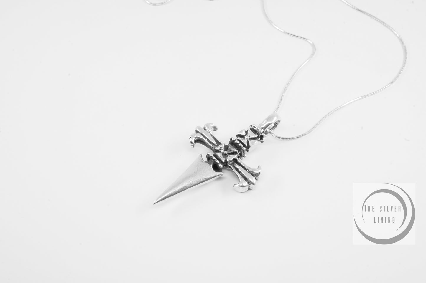 Dije de plata 925, Cruz con daga (cadena incluída)