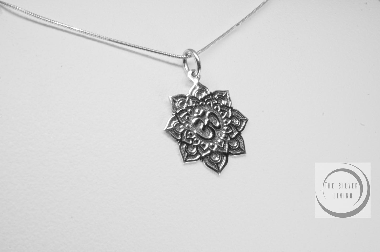 Dije de plata 925, Símbolo de OM en Mandala con cadena incluída