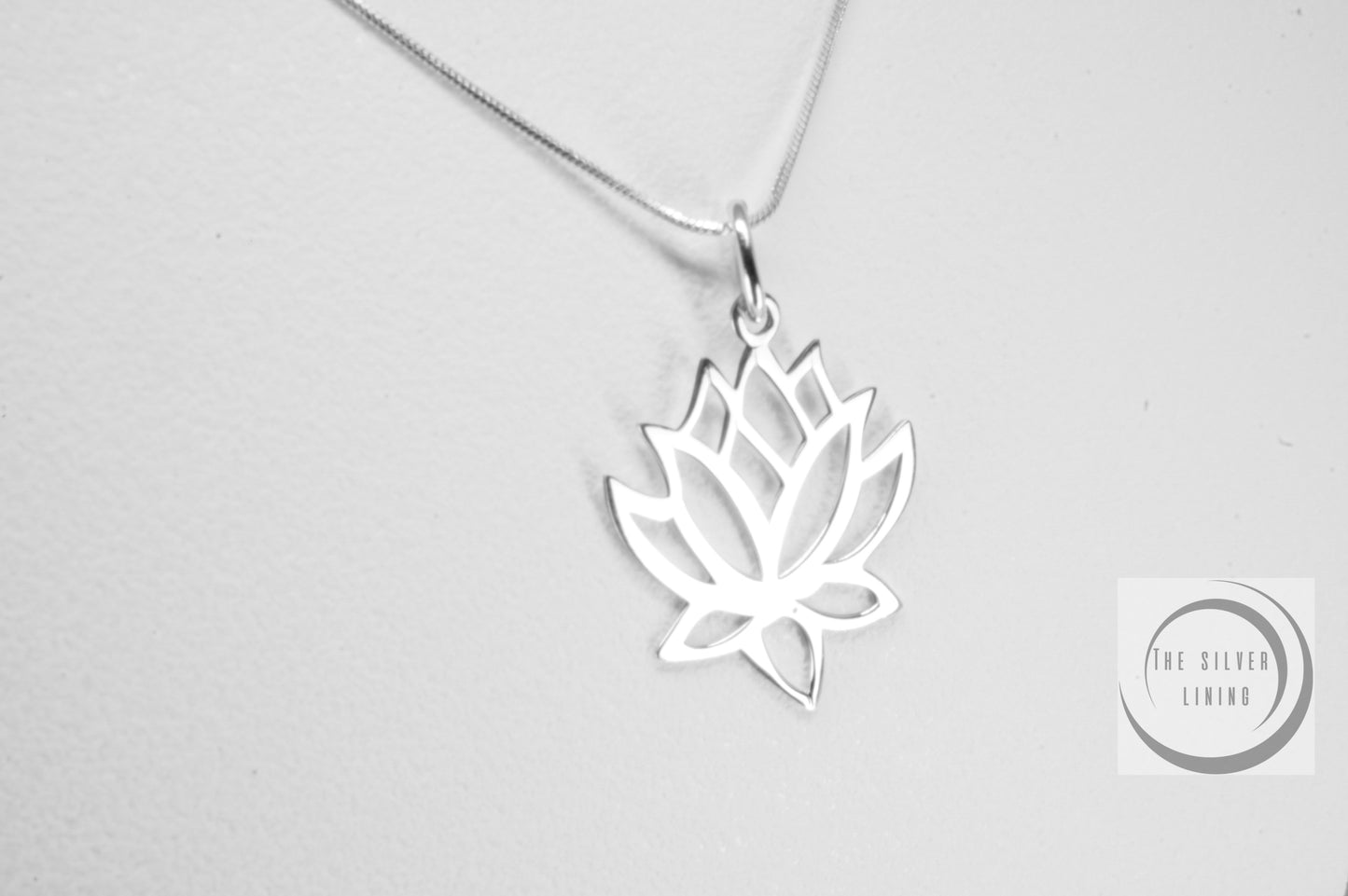 Dije de plata 925, Flor de Loto con cadena incluída