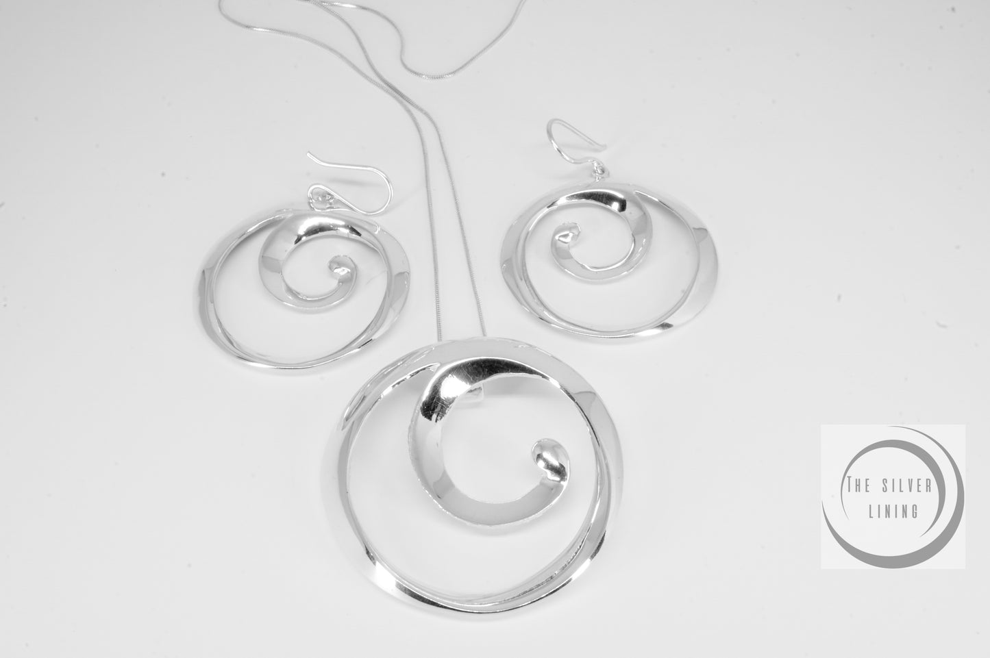 Juego de dije y aretes de plata solida 925, Olas contorneadas en plata lisa y efecto esmerilado con cadena incluída