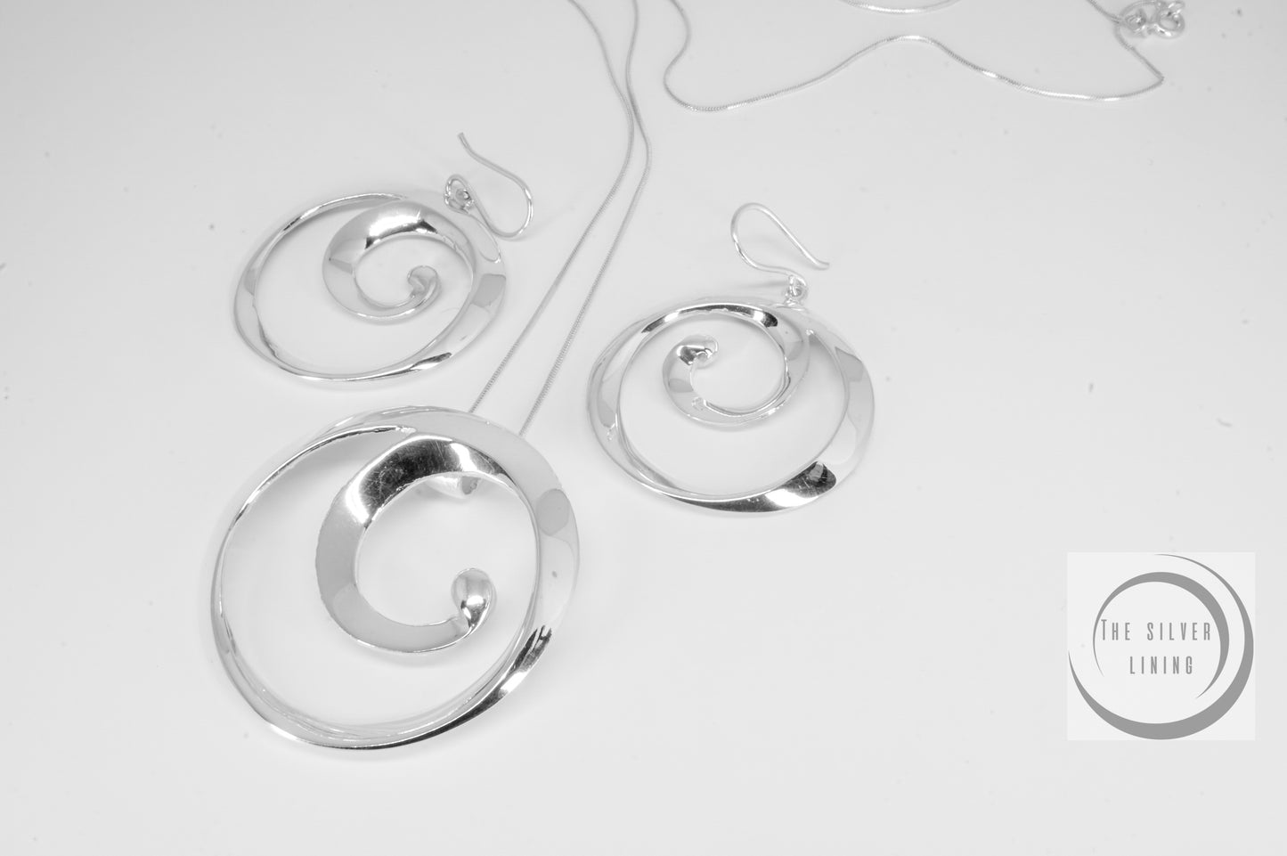 Juego de dije y aretes de plata solida 925, Olas contorneadas en plata lisa y efecto esmerilado con cadena incluída