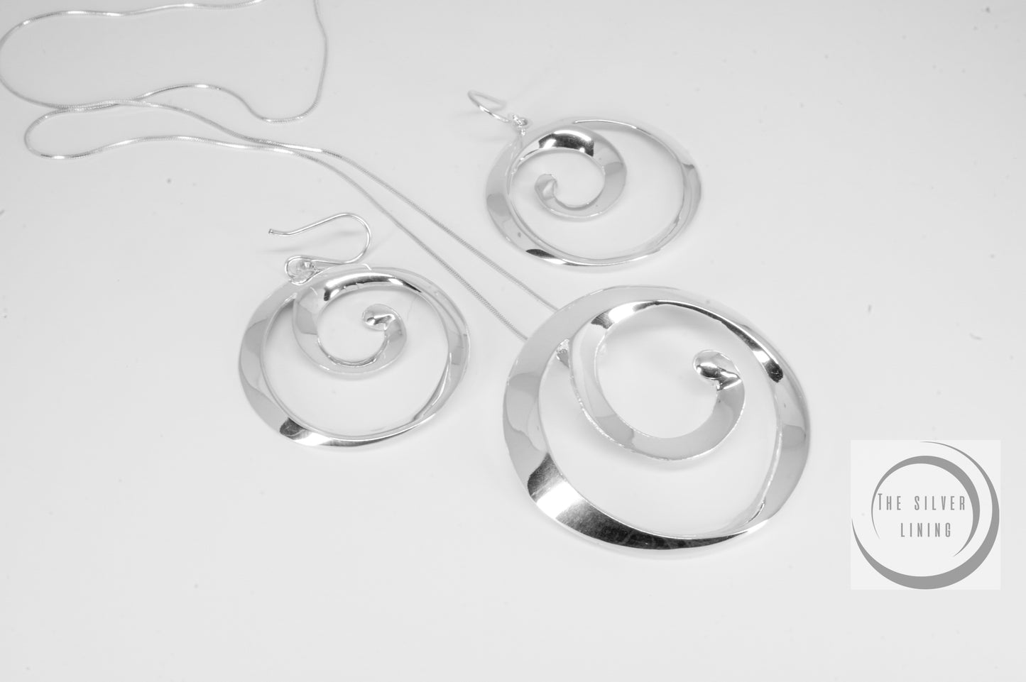 Juego de dije y aretes de plata solida 925, Olas contorneadas en plata lisa y efecto esmerilado con cadena incluída