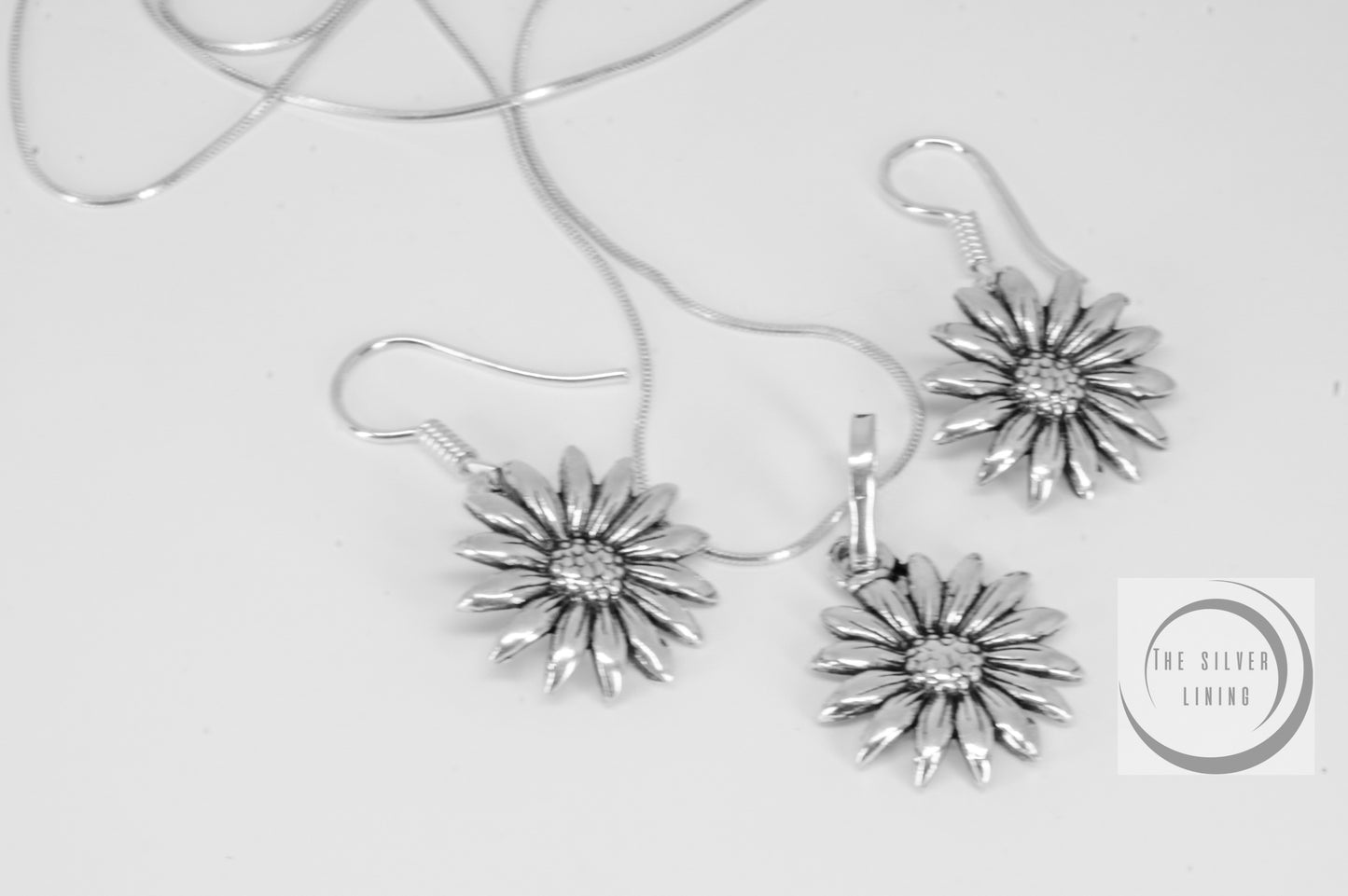 Juego de dije y aretes de plata 925, Girasoles mini con cadena incluída