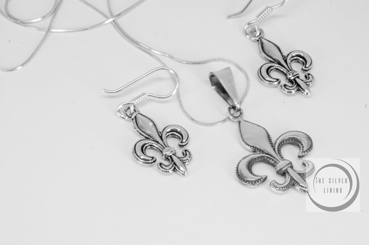 Juego de Aretes y dije de plata 925, Flor de Lis con cadena incluída