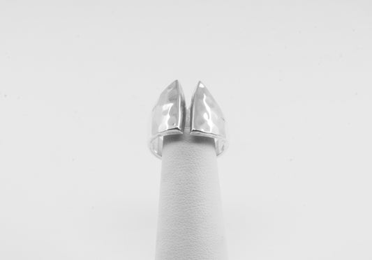 Anillo plata sólida martillada 925, 2 triángulos unidos al frente