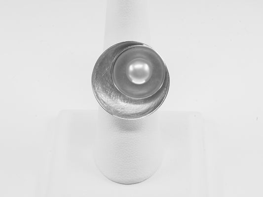 Anillo plata sólida 925, perla centro en plata rayada