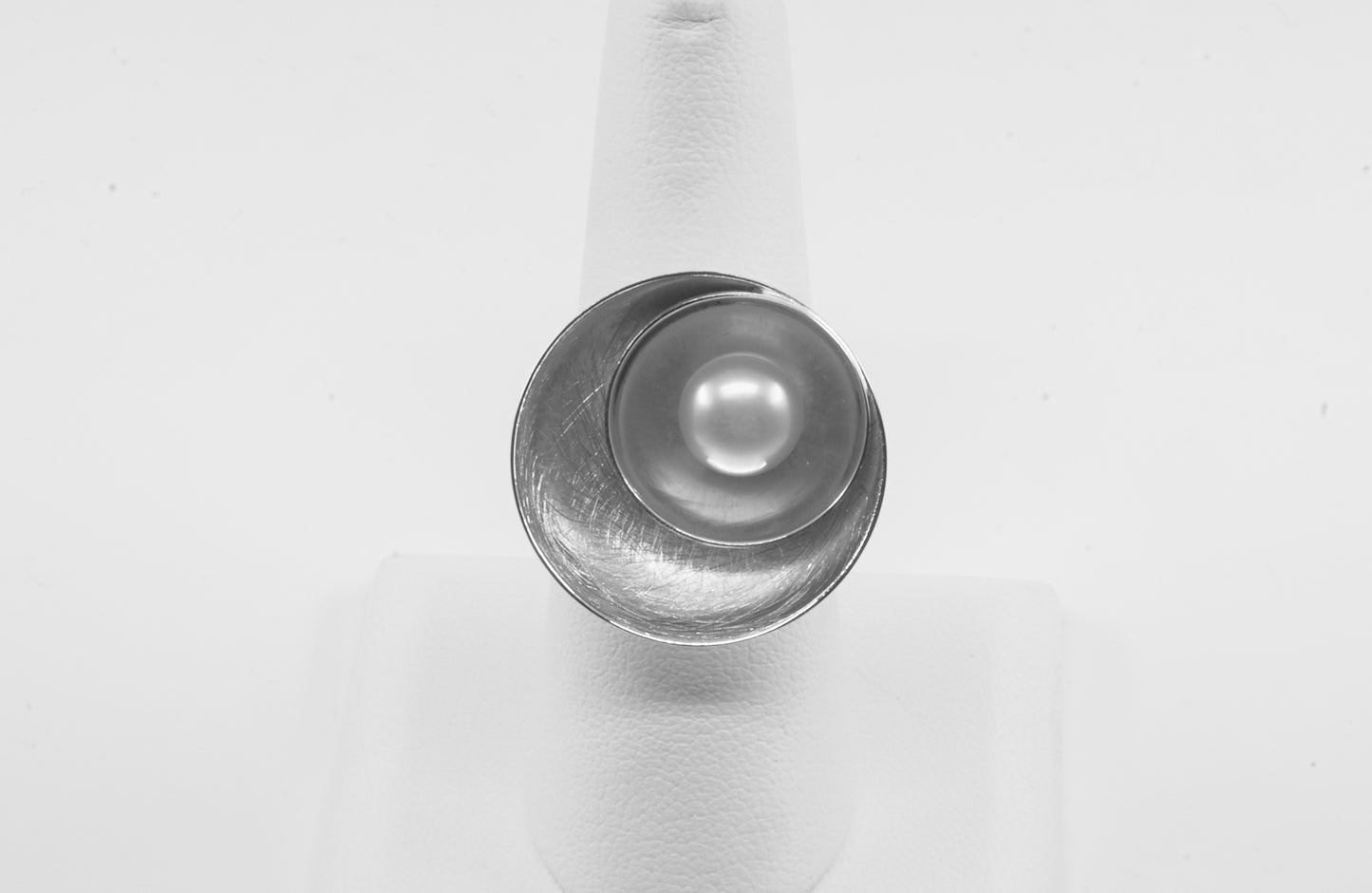 Anillo plata sólida 925, perla centro en plata rayada