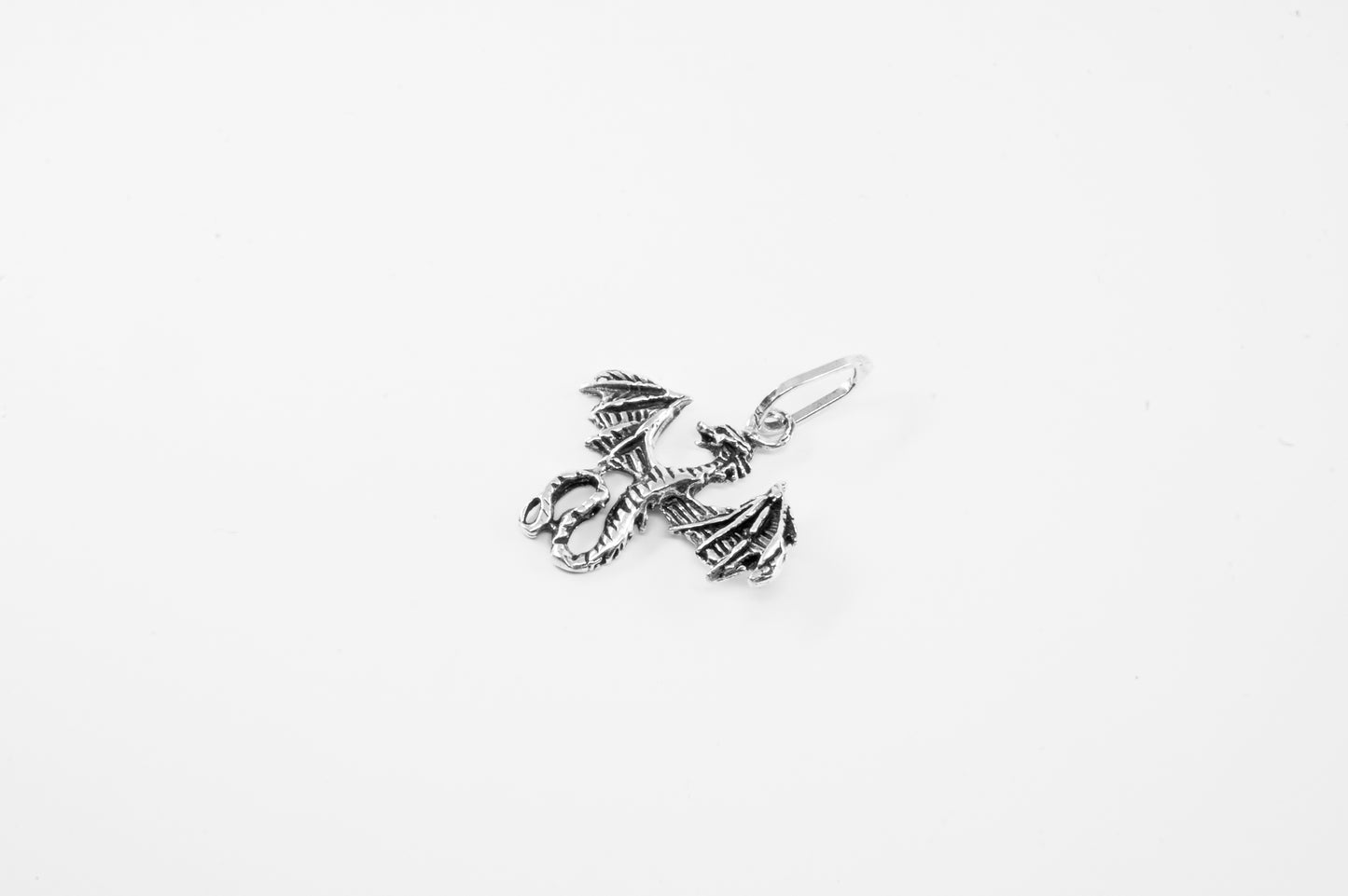 Dije plata solida 925, dragón al vuelo con alas abiertas (cadena incluída)