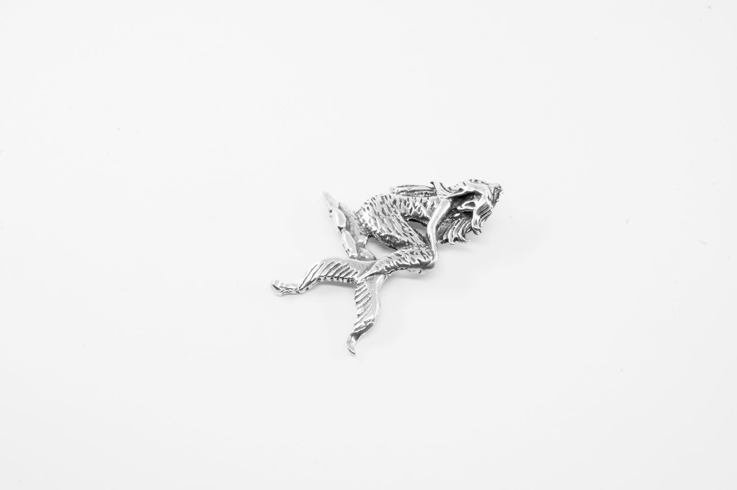 Dije de plata solida 925, Sirena de cuerpo entero sentada en roca de tortuga (cadena incluída)