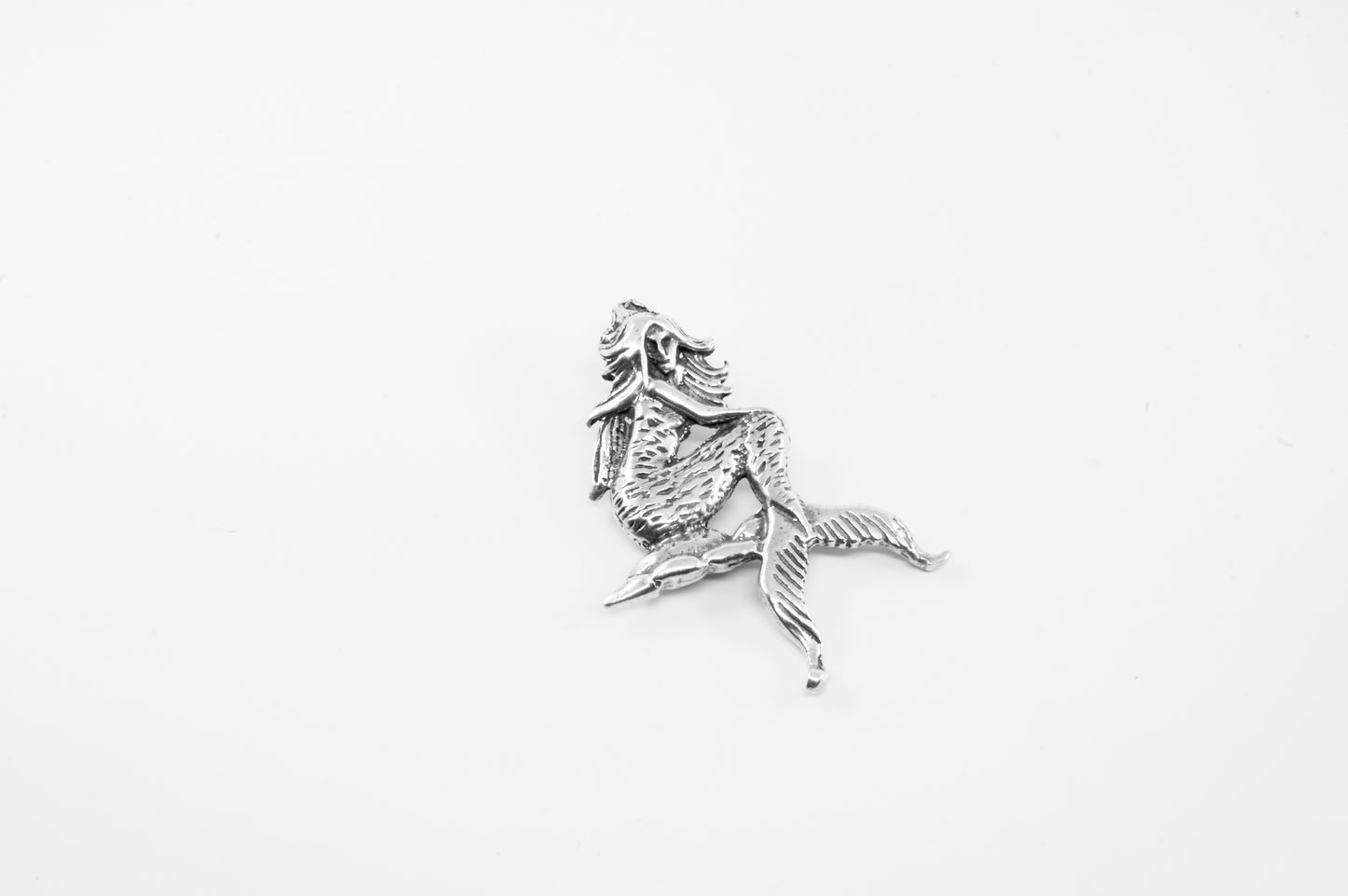Dije de plata solida 925, Sirena de cuerpo entero sentada en roca de tortuga (cadena incluída)