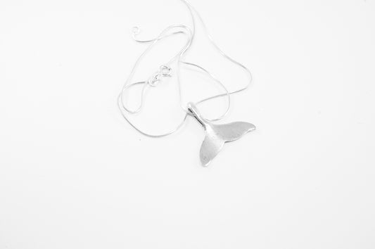 Juego de Dije y Aretes de plata solida 925, cola de ballena (cadena incluída)