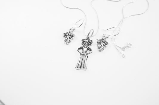 Juego de dije y aretes en plata 925, Catrina cuerpo entero con manos en caderas (cadena incluída)