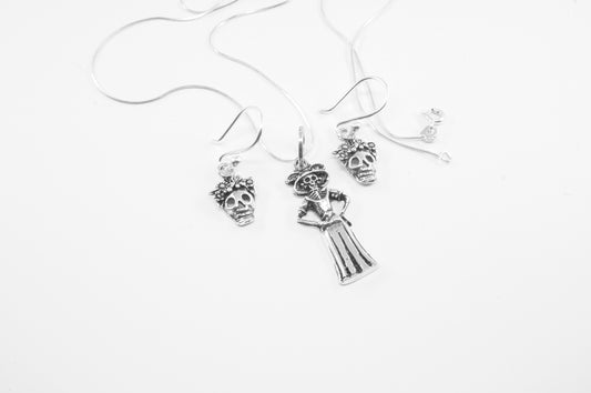 Juego de dije y aretes en plata 925, Catrina cuerpo entero con manos en caderas (cadena incluída)